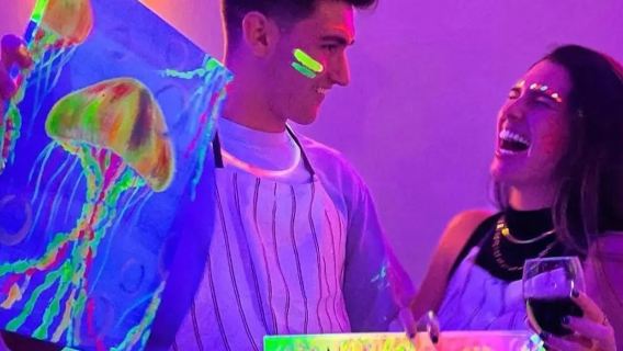 Valencia: Wine Gogh Glow Academy Guided Painting & Wine Workshop