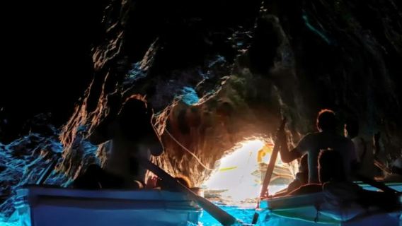 Capri: Guided Yacht Tour + Brunch + Drinks + Blue Grotto Visit