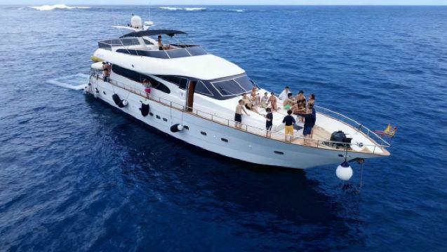 【香港遊艇租賃】香港86英尺義大利進口西式豪華遊艇包船夜遊維港出海海釣