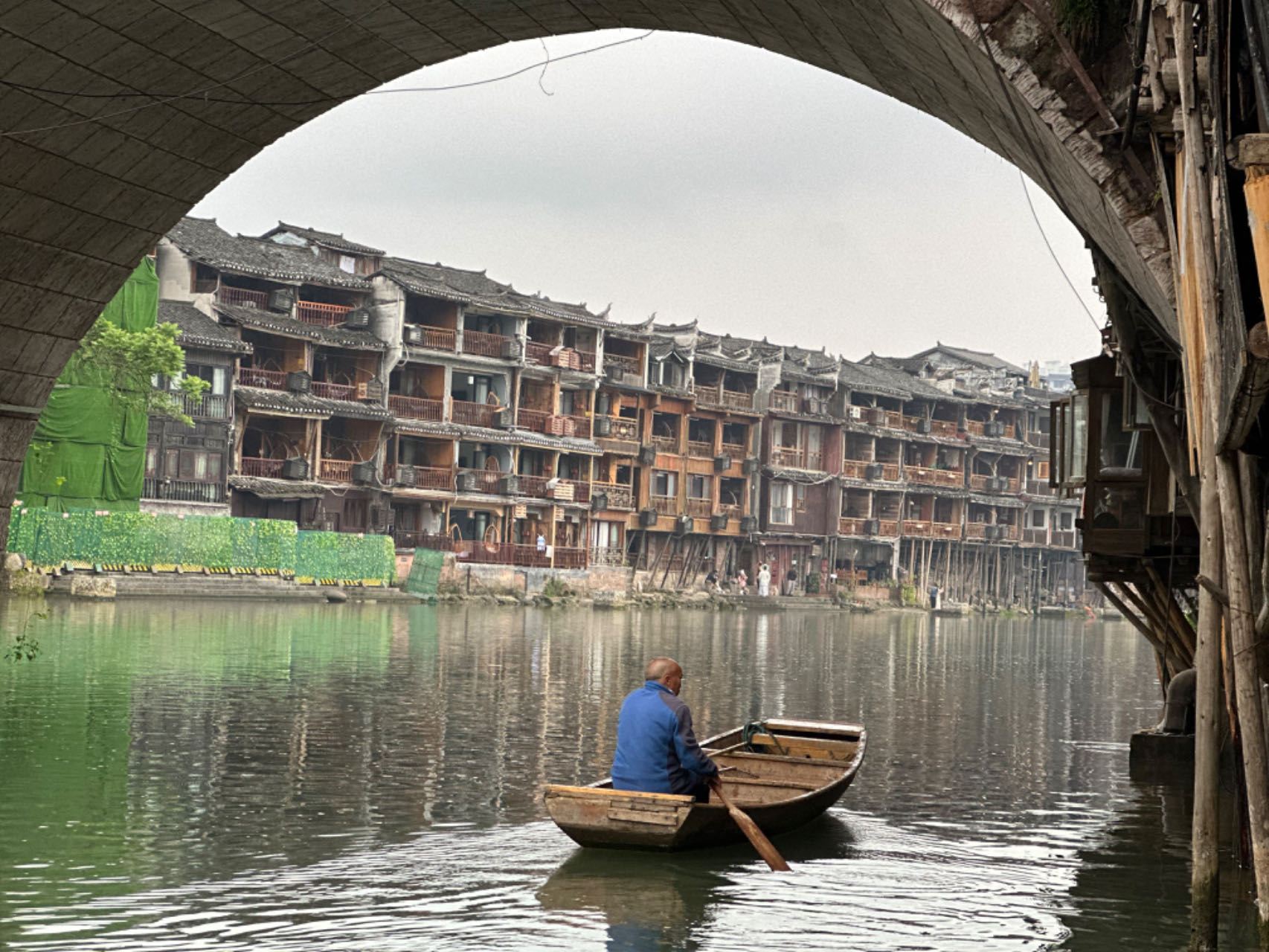 บริการรถส่วนตัวจากจางเจียเจี้ยไปเฟิ่งหวง แวะหมู่บ้านโบราณฝูหรงเจิ้น