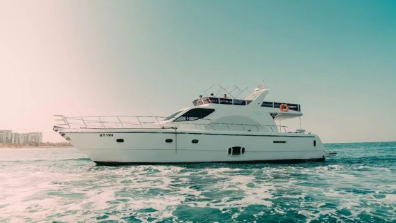 【ドバイ海上ヨットチャーター観光ツアー】複数サイズから選択可能—豪華ヨットでクルージング【マリーナヨット港/アトランティスホテル/セーリングボートホテル/JBRビーチ】