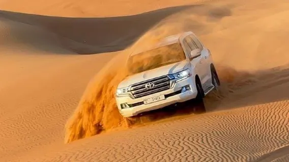 سفاري صحراء دبي VIP مع ركوب الجمال وقيادة الدراجات الرباعية والتزلج على الرمال وعشاء بوفيه شواء