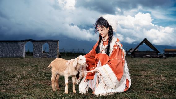 Fotografering i Lijiang Gamleby[Inkluderer: returtransport, billet til fotograferingsbase, erfaren rejsefotograf/stilfuld hovedpynt og styling + tøj]