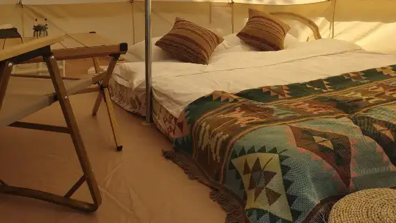 杭州富陽桐洲島露營地·過夜露營【森式野奢帳篷+雙人床+天幕桌椅+盥洗用品+雙人早餐】