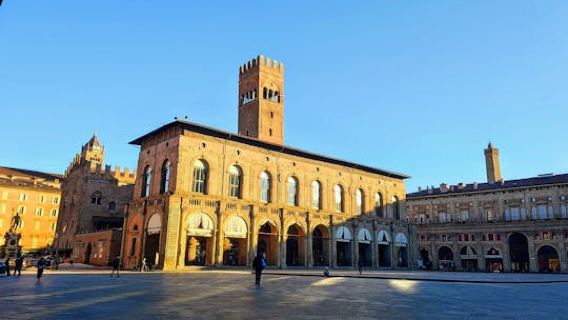 Murder mystery exploration game and tour in Bologna