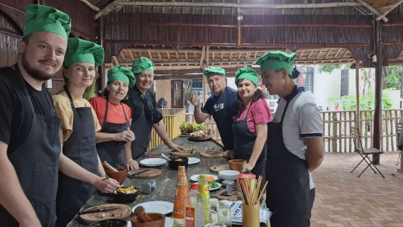 Clase de cocina en la aldea de Tra Que con visita al mercado