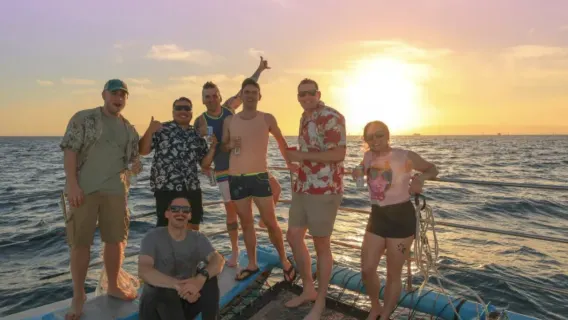 2 HOURS WAIKIKI OAHU SUNSET CRUISE with Music