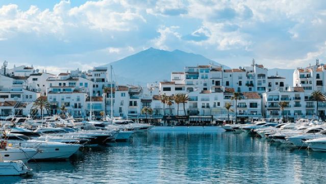 Von Málaga: Führung durch Marbella, Mijas und Puerto Banús