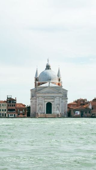 บริการรถรับส่งจากสถานีรถไฟ Santa Lucia ไปยังจัตุรัส San Marco พร้อมไกด์นำเที่ยวหลายภาษา