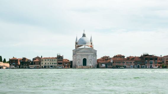 Transfer privato dalla Stazione a San Marco e guida multilingue