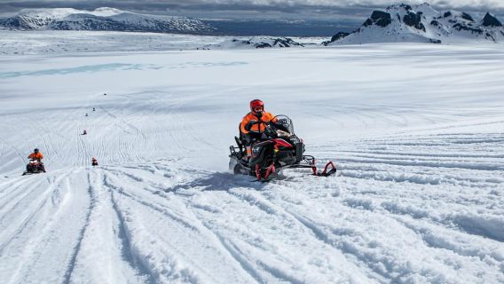 Reykjavík: Langjökull-Gletscher-Schneemobiltour mit Eishöhle