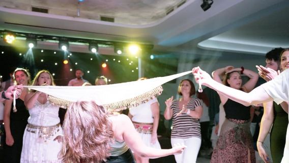 Kamari: spettacolo greco, cena a buffet e drink al Dimitris