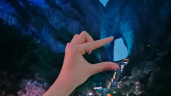 장자제 톈먼산 야간 라이트 쇼와 72기루 투어 (가이드 및 전용 차량 포함)