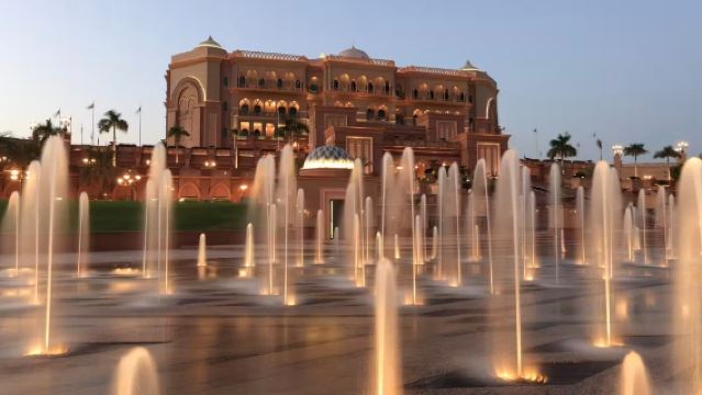 阿布達比獵鷹醫院+謝赫扎耶大清真寺+艾森宮殿+海濱海灘一日遊