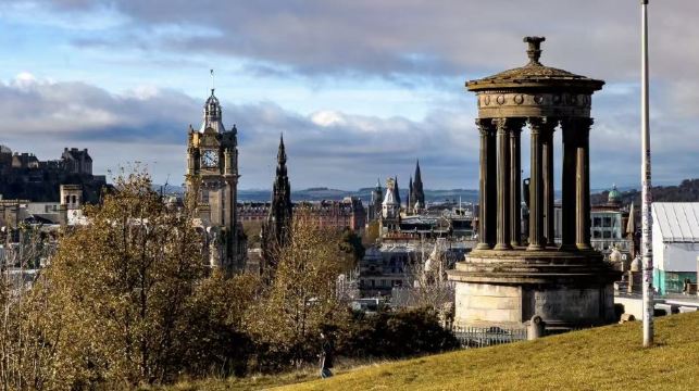 愛丁堡一日遊【司各特紀念塔+王子街花園+忠犬巴比雕像】