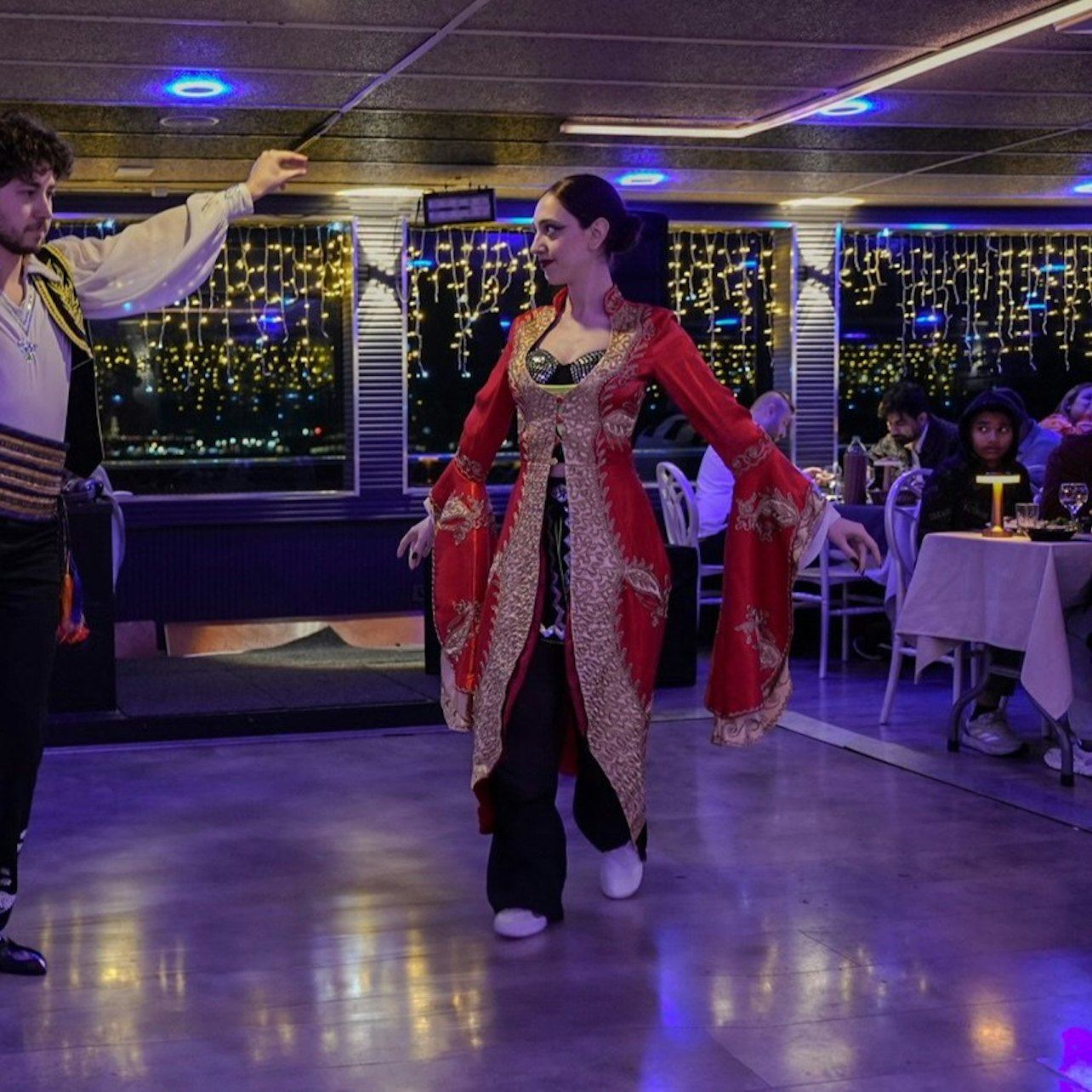 Istanbul : Croisière-dîner sur le Bosphore avec spectacle en catamaran