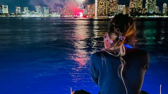 ワイキキ：金曜夜の花火ボートクルーズ