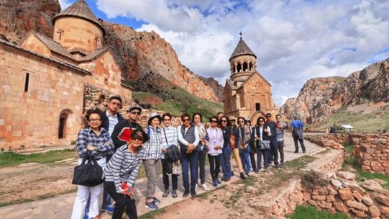 Voyage en groupe : Monastère de Khor Virap, Noravank, cave vinicole d'Areni et grotte