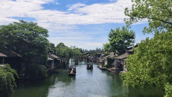 Afgang fra Shanghai: Wuzhen + Hangzhou grænseoverskridende dagsrejse (privatbil · hotelafhentning · valgfri guide)