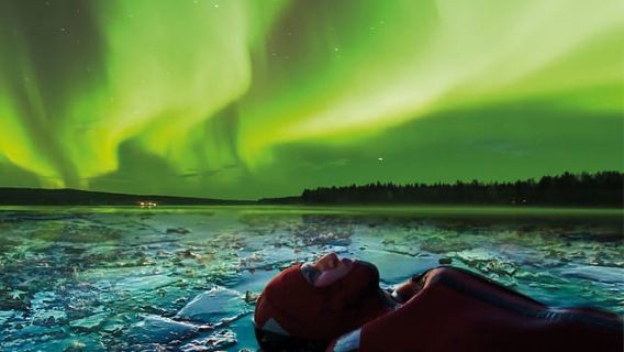 Levi: Ice Floating and Northern Lights Tour