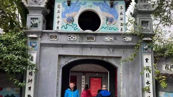 Hanoi Hoan Kiem Lake: Guided tour of the sacred turtle legend and water puppet show experience