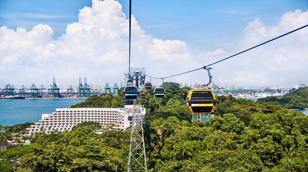 The Singapore Cable Car in operation