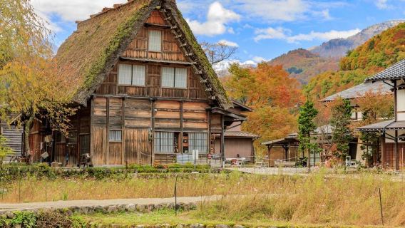 Vé buýt tốc hành từ Takayama ở miền trung Nhật Bản đến làng Shirakawa-go Gassho-zukuri đến Kanazawa.