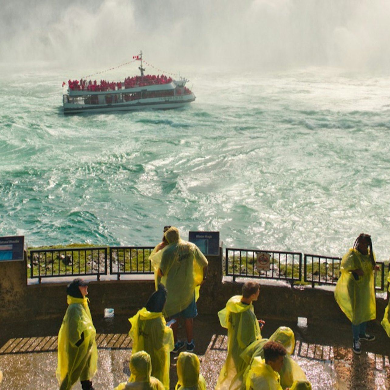 Niagara Falls (CA): Boat Cruise + Journey Behind the Falls Tour