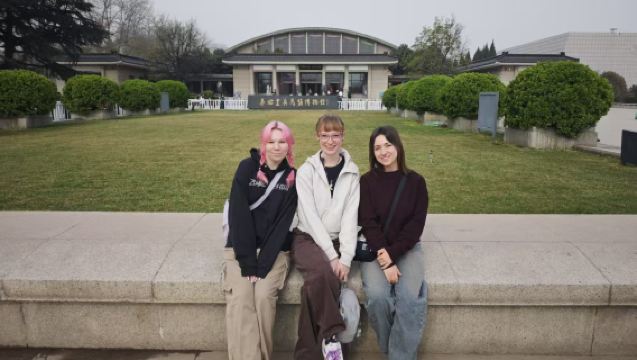 Mini 8-Person Small Group - 1-Day Tour to Emperor Qinshihuang's Mausoleum Site Museum & Huaqing Palace in English (Private Tour Option Available)