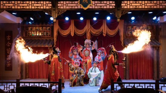 Expérience d'immersion dans le patrimoine culturel immatériel de Chongqing : Spectacle interactif au salon de thé et au théâtre de 1941 : Techniques de changement de visage et de cracheur de feu de l'opéra du Sichuan + Spectacle en direct de Bamboo Qin, patrimoine culturel immatériel du Sichuan et de Chongqing