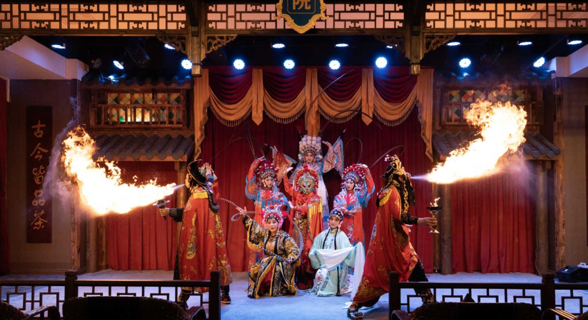 [Esperienza immersiva del patrimonio culturale immateriale di Chongqing] Teatro e tè del 1941 - Spettacolo interattivo: abilità straordinarie del Sichuan Opera come il cambio di maschere e il soffio di fuoco + musica folkloristica con cetra di bamboo di Sichuan e Chongqing, esibizione dal vivo della tradizione immateriale