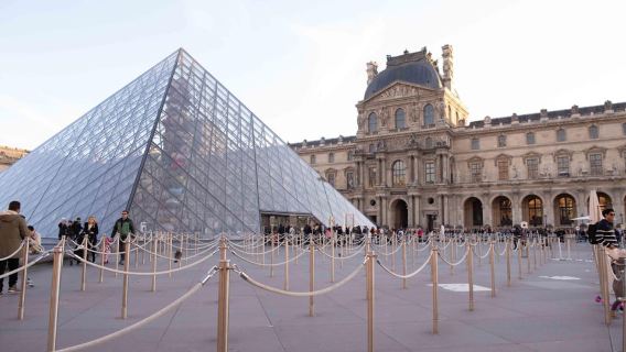 Tour tham quan có hướng dẫn riêng độc quyền tại Bảo tàng Louvre Paris, tối đa 6 người