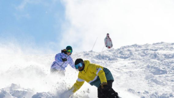 perjalanan satu hari di Kansai: Bermain Ski Salju Bubuk di Okuibuki di Resor Ski Besar (pulang pergi dari Osaka)