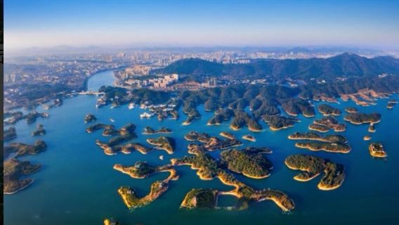 1-day private charter tour to Red Cliff Ancient Battlefield of The Three Kingdoms + The Ancient Street of Yangloudong + Lushui Lake in Xianning, Hubei with English service available