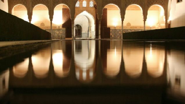 Alhambra: Tiket Masuk Malam ke Istana Nasrid & Istana Carlos V + Panduan Audio