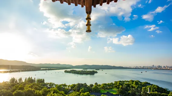 Dagstur til Hangzhous Lingyin Tempel + bådtur på West Lake + Leifeng Pagode inklusive buffet, eftermiddagste og Song-dynastiets teceremoni
