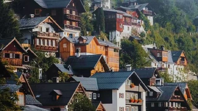 1-day tour from Vienna: Hallstatt, Salzburg and Melk (Guided Group Tour)