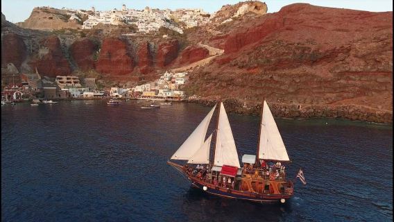 Tag afsted fra den gamle havn på en solnedgangscruise med en træsejlbåd til Thira, og oplev vulkanvandringer og varme kilder