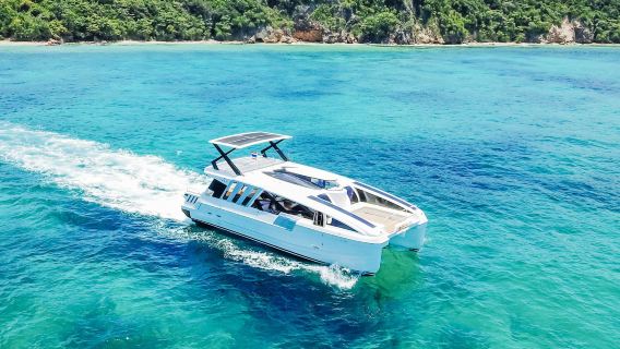 Une Excursion d'une journée au parc marin de Dunsakaran comprend le propre yacht de luxe de Lazy Cat, similaire au style des célébrités.