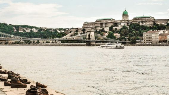 ทัวร์เดินชมสถานที่สำคัญทางประวัติศาสตร์สงครามโลกครั้งที่ 2 และสงครามเย็น พร้อมเยี่ยมชมโรงพยาบาลในหิน (Hospital in the Rock)