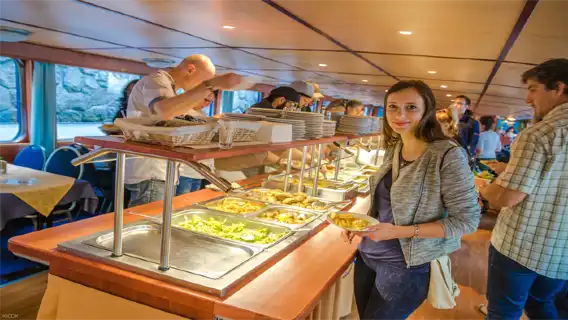 ล่องเรือชมแม่น้ำวัลตาวาในกรุงปราก สาธารณรัฐเช็ก (สามารถเลือก อาหารกลางวัน หรือ อาหารเย็น ได้)