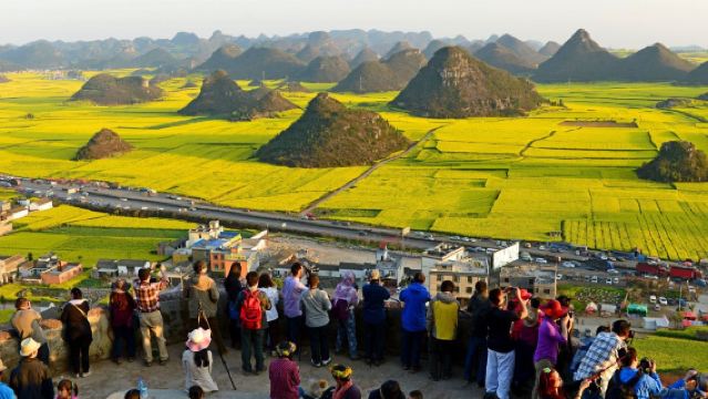 Lawatan sehari ke tarikan pelancongan bunga rapeseed Luoping & Air Terjun Jiulong di Yunnan + lawatan sewa peribadi kesihatan/percutian tersuai