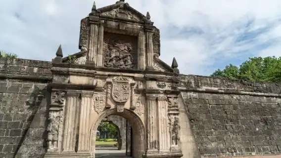 Classic 1-day tour of Manila - churches/castles/Rizal Park/Manila Bay