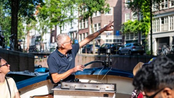 Ámsterdam: crucero de 75 minutos en barco abierto por los canales con guía en directo