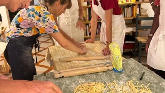Lezione di cucina accogliente per piccoli gruppi in una tipica casa milanese