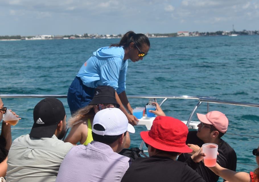 칸쿤: 이슬라 무헤레스 성인 전용 카타마란, 음료 및 스노클링