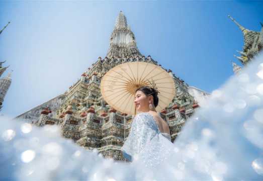 Bangkok Wat Arun Thai traditional costume rental with makeup, hairstyling, and photography