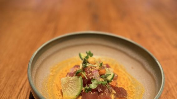 servicio de reservas en el restaurante de moda Pesca en Ámsterdam, Países Bajos