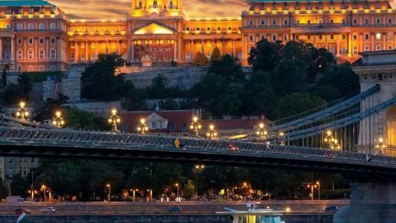 Budapest: Evening Cruise and Dinner with Champagne & Live Entertainment