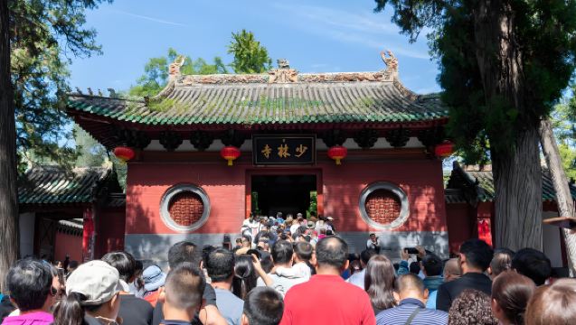 Tagesausflug von Luoyang zum Shaolin-Tempel – Entdecken Sie den Ursprungsort des Zen-Buddhismus und bestaunen Sie die jahrtausendealte Tempelanlage!